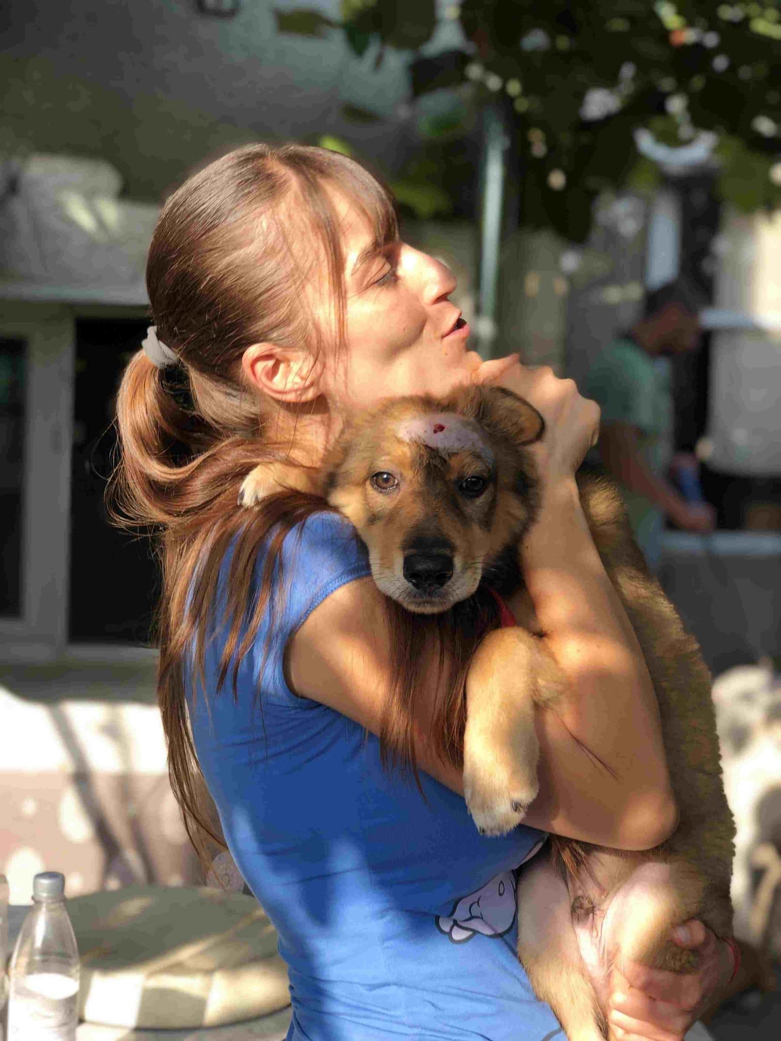 Tierschützerin Eliza hält einen Hund auf dem Arm
