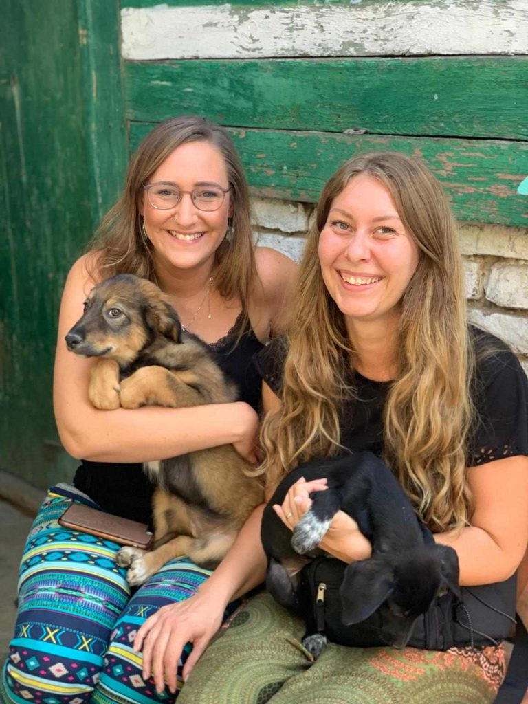 Carina und Svenja haben zwei Hunde auf dem Arm