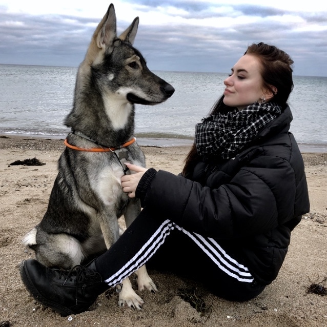 Sherly mit ihrem Hund am Meer