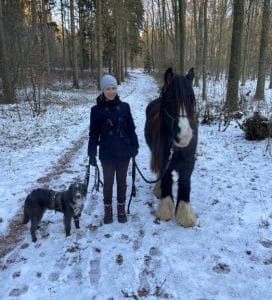 Ina im Wald mit ihrer Pflegehündin und Pferd