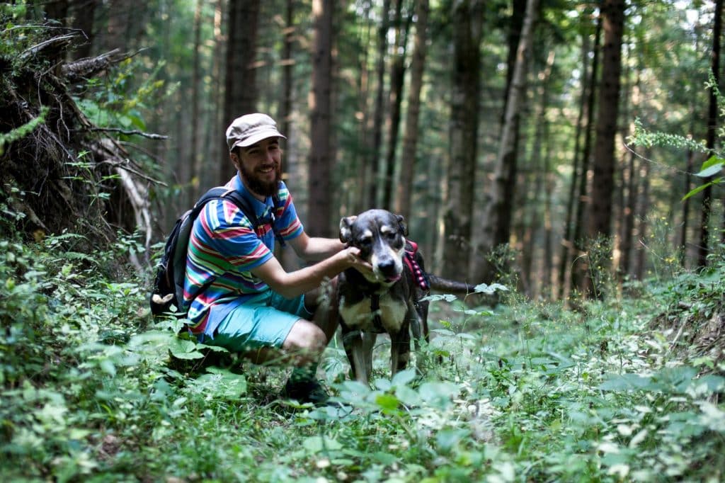 Akasha mit einem Pfleger beim Spaziergang im Wald