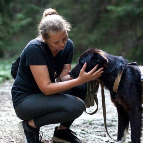 Julia A. aus dem Instagramteam in Rumänien mit dem Hund Chief.