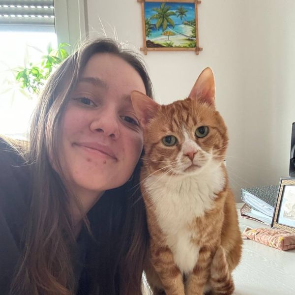 Frau mit einer Katze und schauen in die Kamera