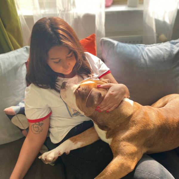 Frau mit Hund auf dem Sofa