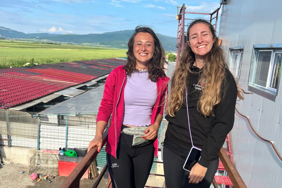 Zwei Frauen schauen in die Kamera.