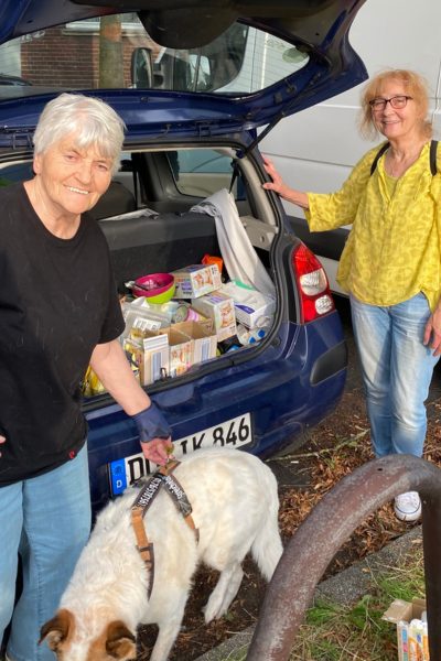 Brigitte und Marianne am "Einsatzfahrzeug"