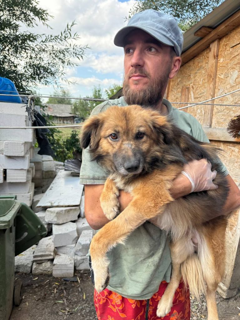 Tierheimleiter mit Hund