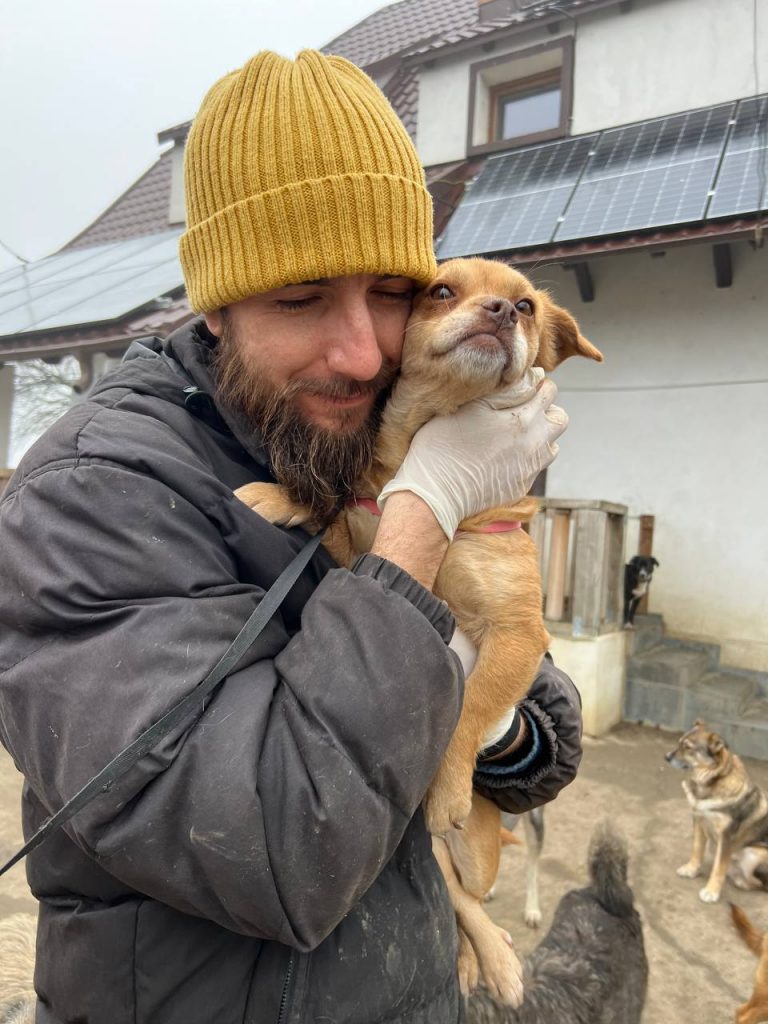 Tierheimleiter mit Hund