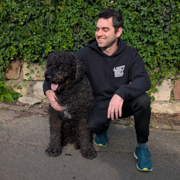 Mann mit einem schwarzen Hund