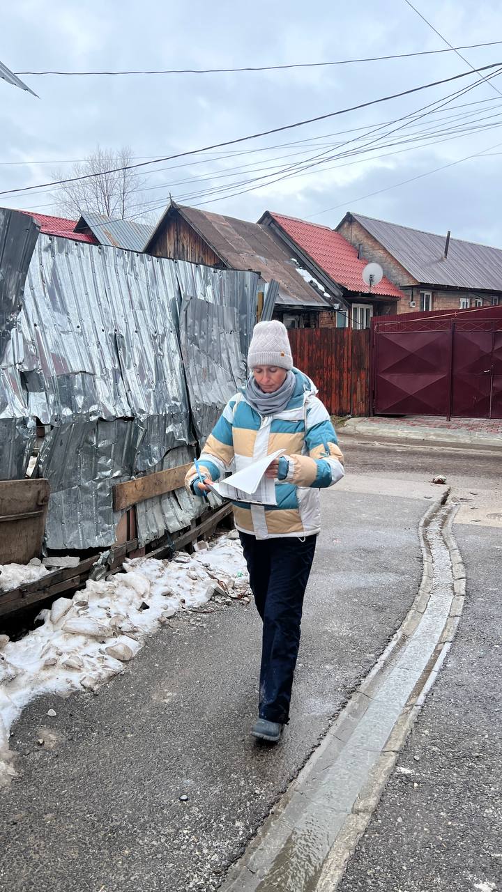 Laurene in den Straßen der Gemeinde.
