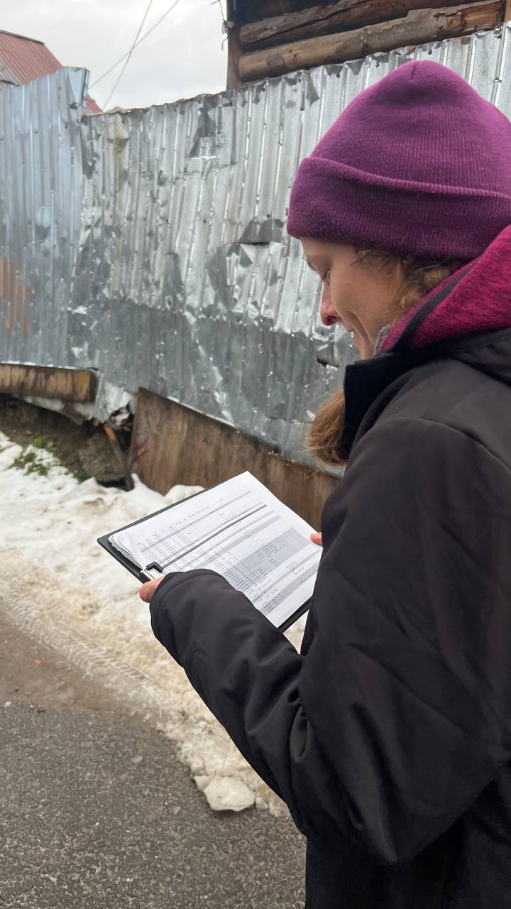 Veera kontrolliert die Bestandslisten.