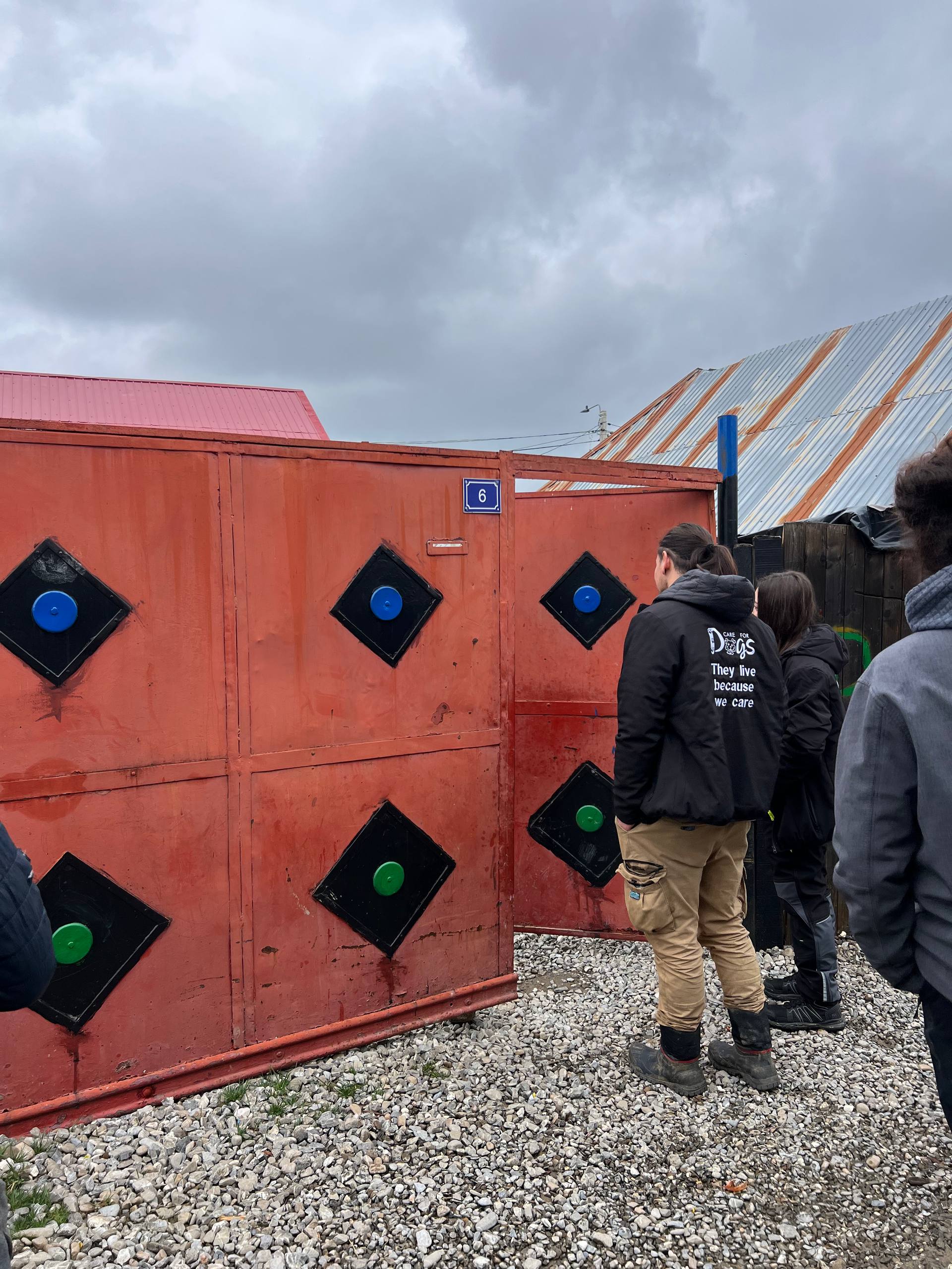 Unser Team vor Ort im Gespräch mit den Bewohnern