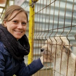 Frau schaut in Kamera