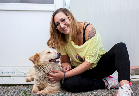 Frau mit Hund im Tierheim