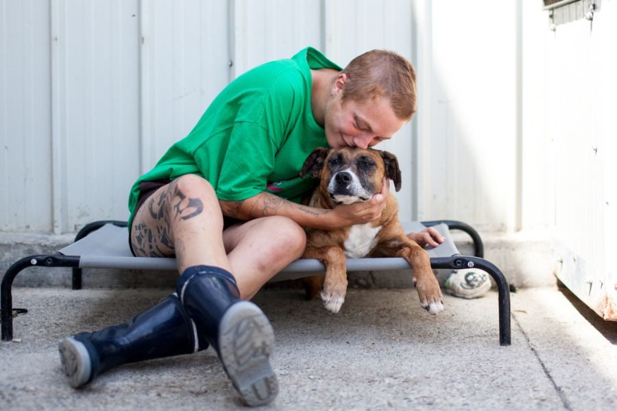 Nohea liegt auf einer Liege und kuschelt sich an eine Pflegerin.