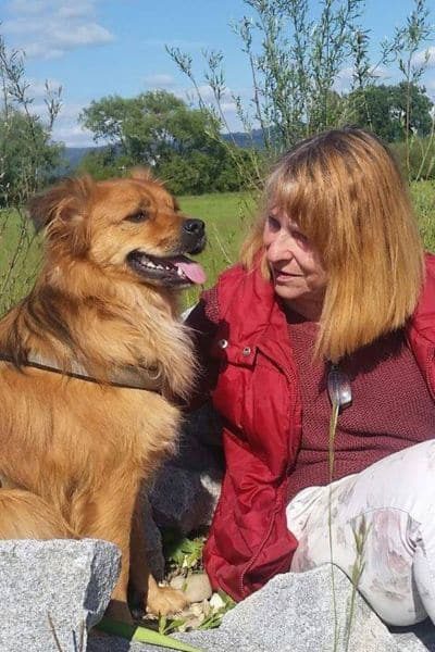Hund mit Frau im Garten
