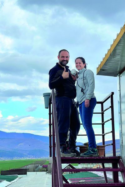 Ein Mann und eine Frau lächeln glücklich in die Kamera
