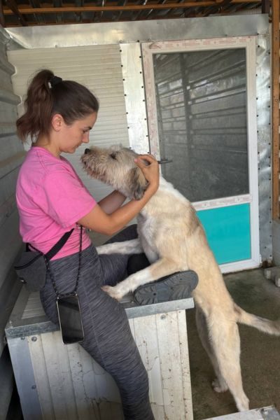 Ranja kuschelt mit einer Pflegerin.