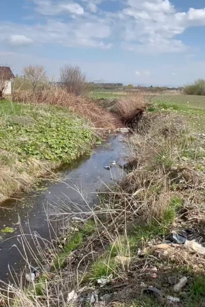 Ein Wassergraben auf einem Feld