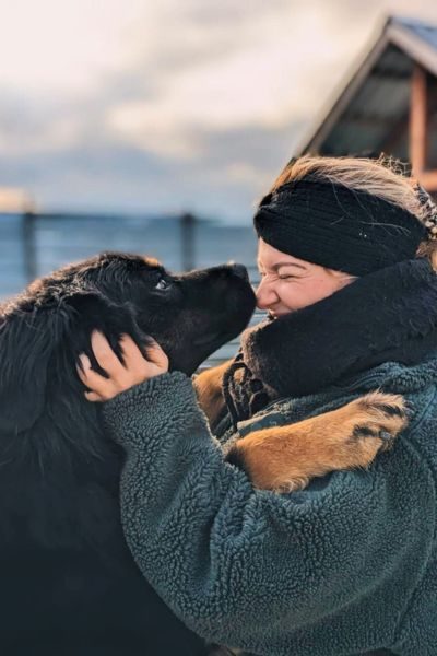 Julito schaut in die Kamera.