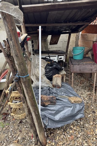 Verfallene Häuser und Scheunen überall