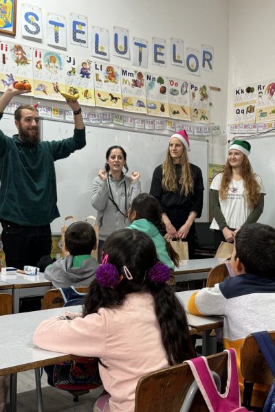 Tierschützer_innen geben Kindern eine Stunde Tierschutzunterricht