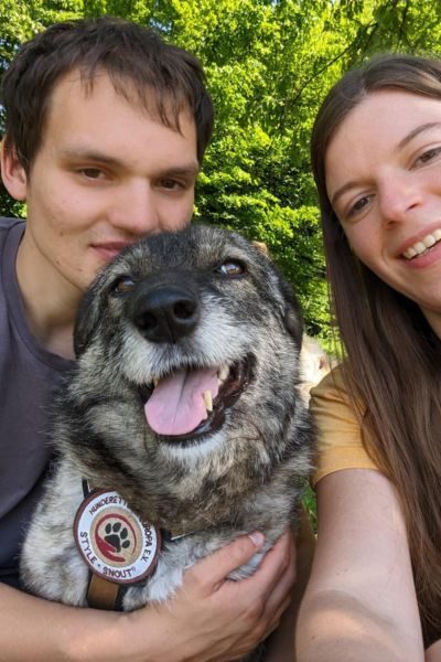 Zwei Menschen und ein Hund auf einem Selfie